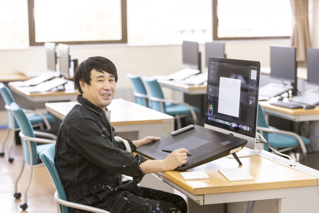 #9. 経営学部 経営学科 アニメ・ゲーム産業コース 准教授 福地英臣先生 - 日本経済大学 福岡/渋谷/神戸 総合サイト|都築学園グループ